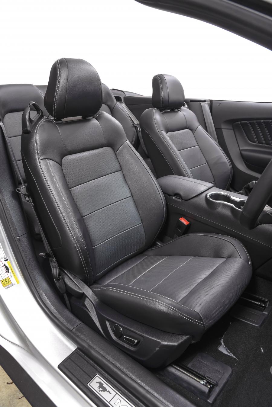 Интерьер Ford Mustang EcoBoost Convertible 2019 года  (ZA) (фото 25 из 40)